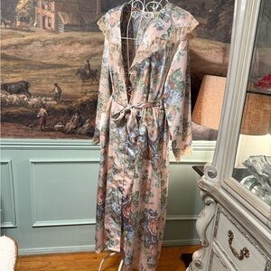 (M) VTG Victoria's Secret Gold Label Maxi Length Robe Floral Lace Satin